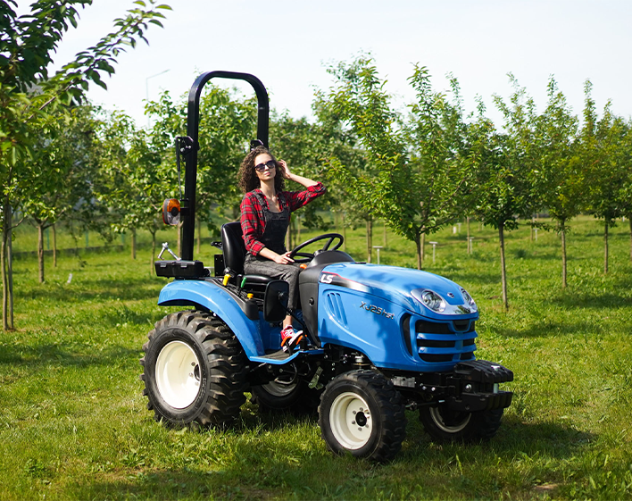 Brány poľa na malej farme – LS Tractor XJ25 a 3-poľné skladacie ťažké brány Demarol v akcii