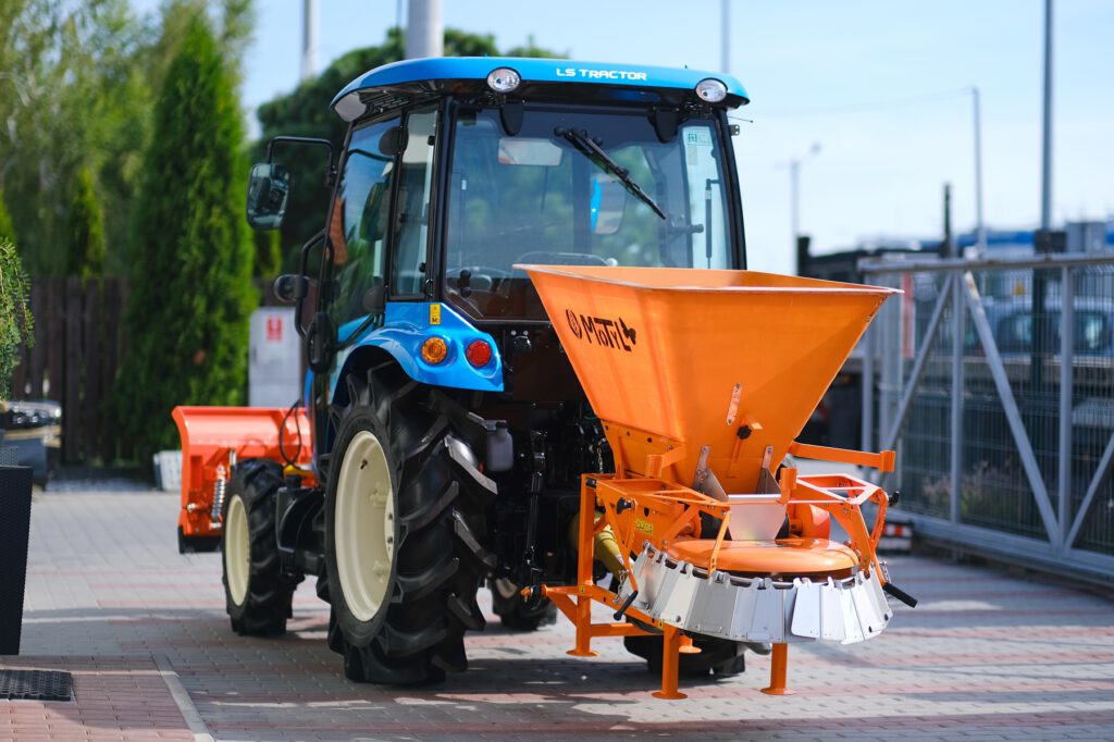 Traktor s kabínou, pluhom a posypovým vozíkom