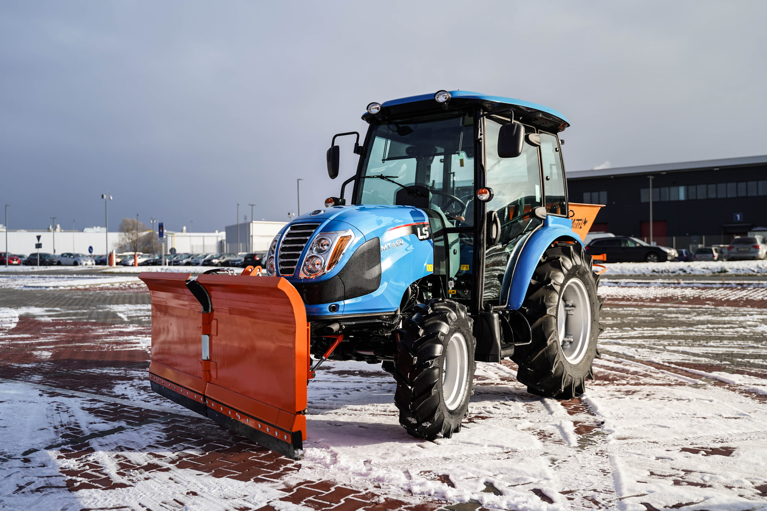 Vákuový čistiaci traktor-traktor so strojom plug-and-dump