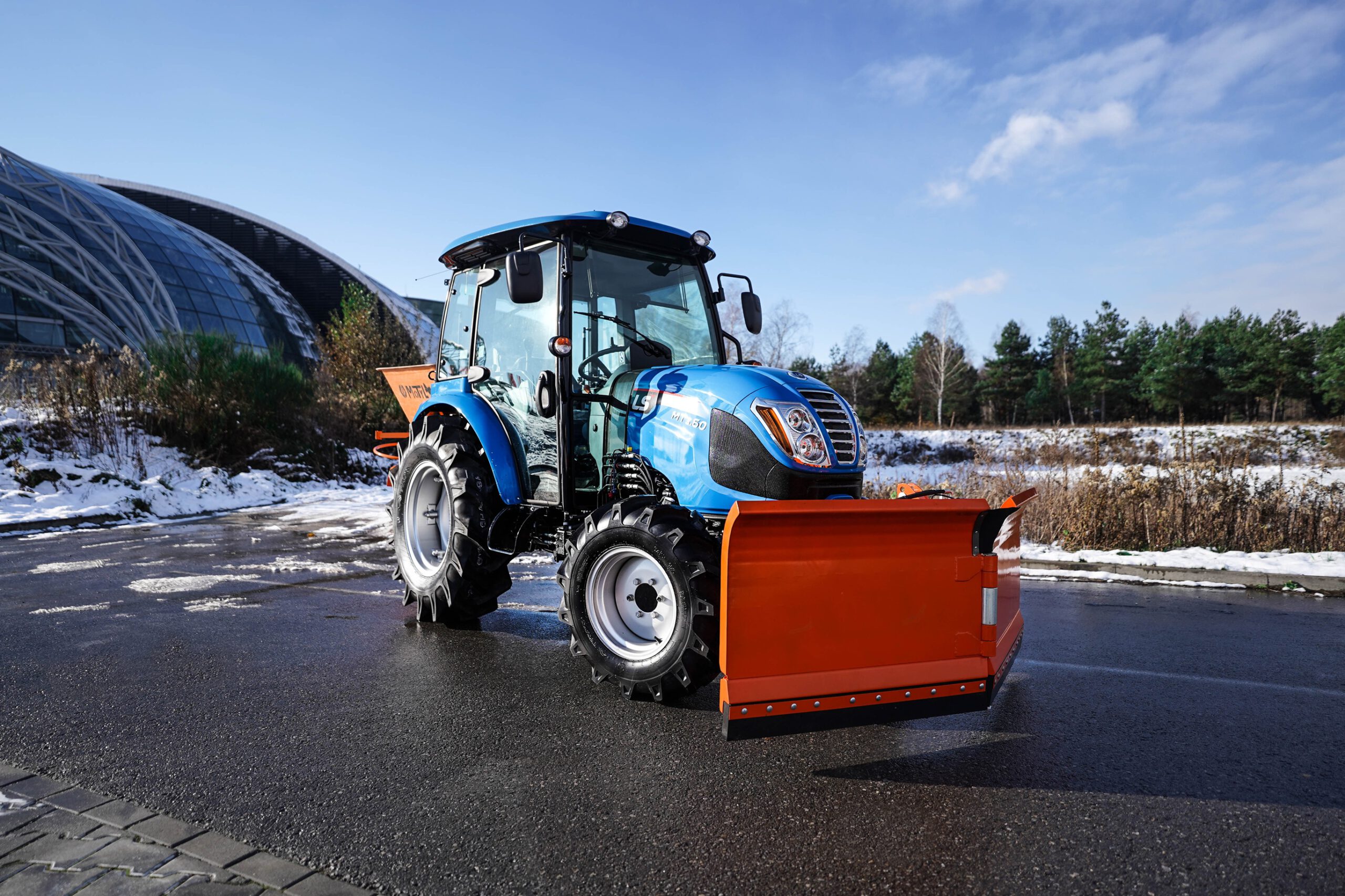 Vákuový čistiaci traktor-traktor so strojom plug-and-dump