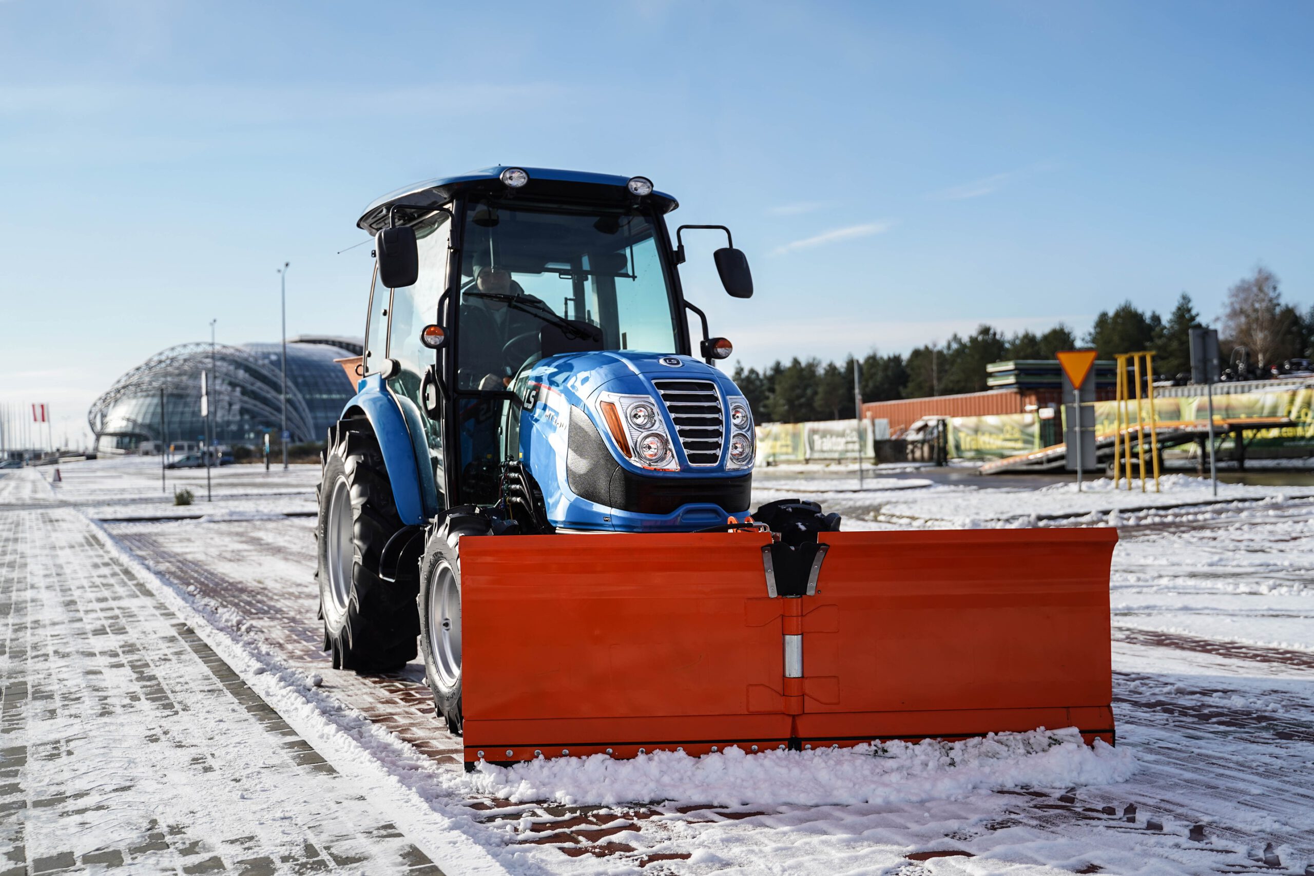 Vákuový čistiaci traktor-traktor so strojom plug-and-dump