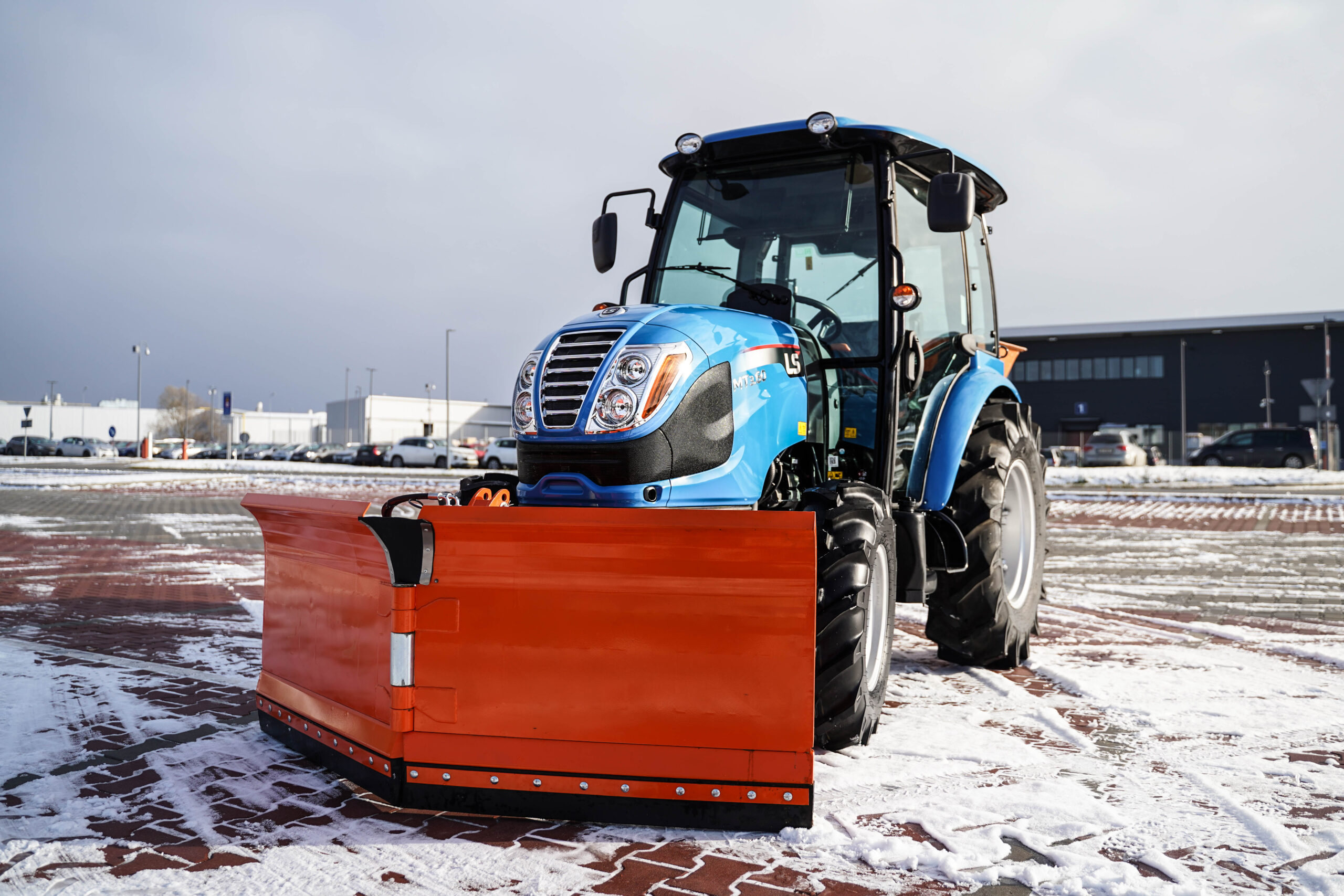 Vákuový čistiaci traktor-traktor so strojom plug-and-dump