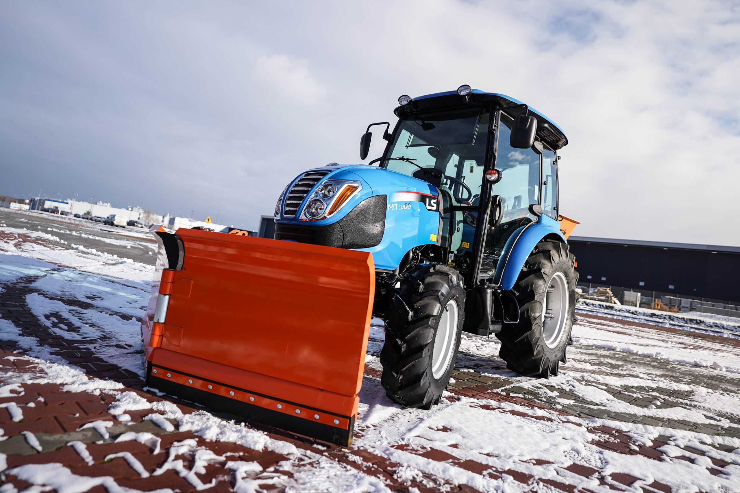 Vákuový čistiaci traktor-traktor so strojom plug-and-dump