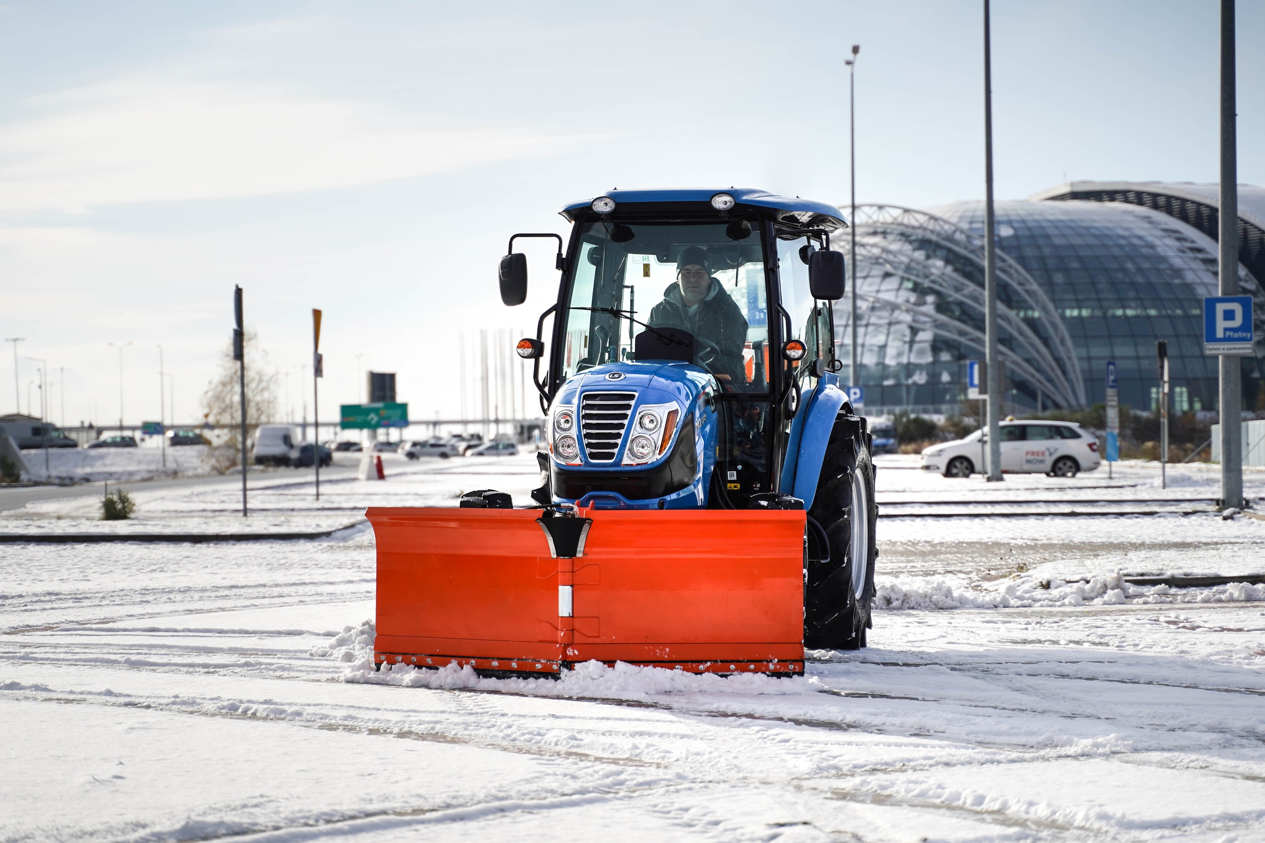 Vákuový čistiaci traktor-traktor so strojom plug-and-dump