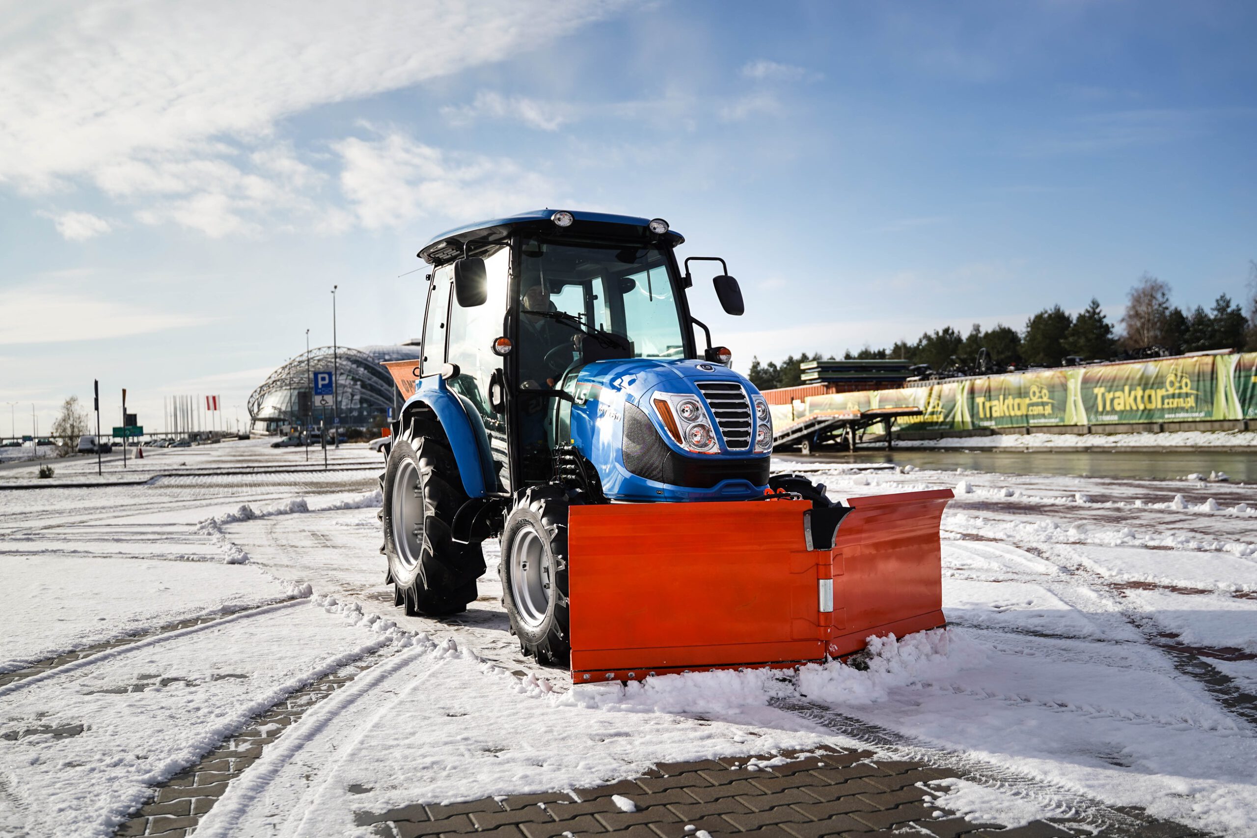 Vákuový čistiaci traktor-traktor so strojom plug-and-dump