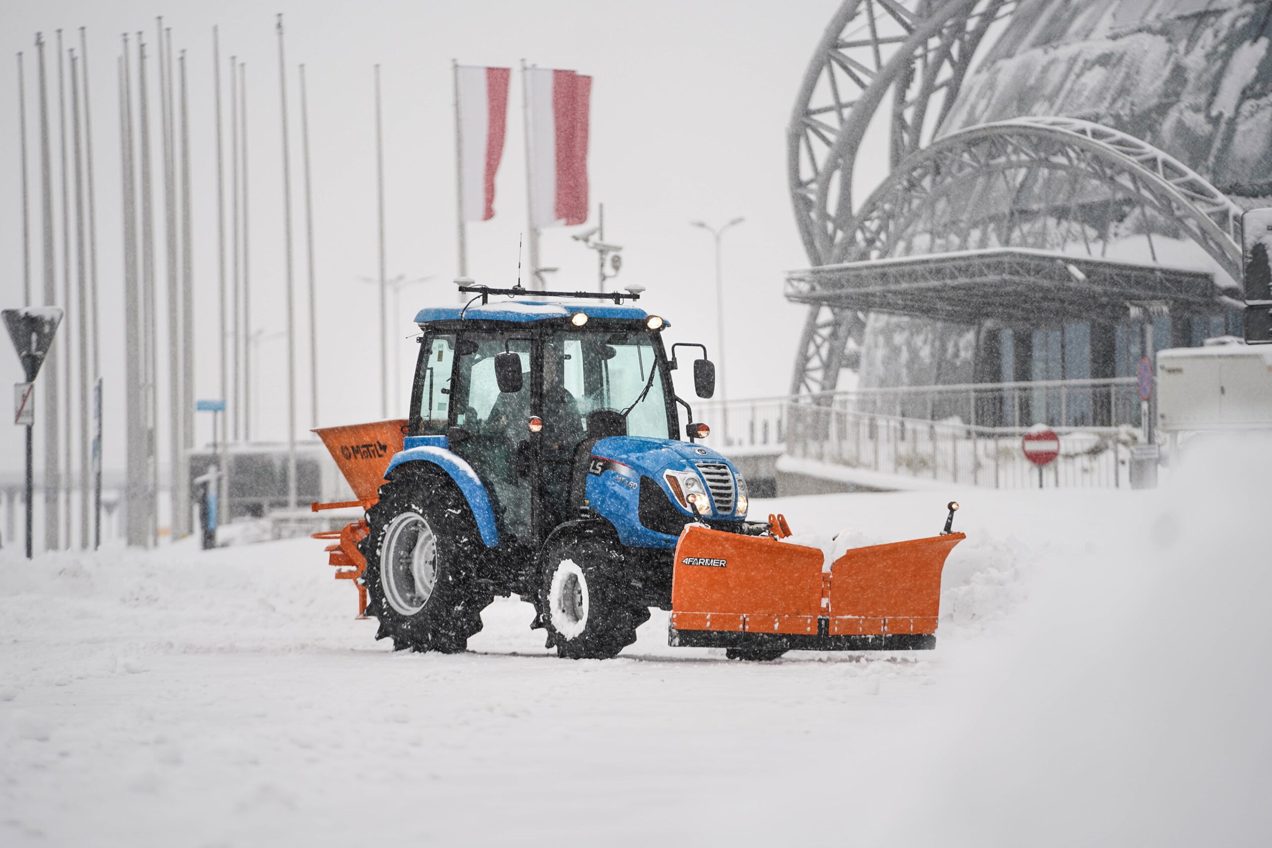 zimný traktor so šípovým pluhom