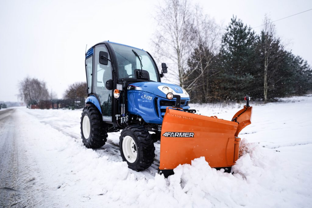 Traktor s výkonom do 25 koní na odstraňovanie snehu v obciach s pluhom