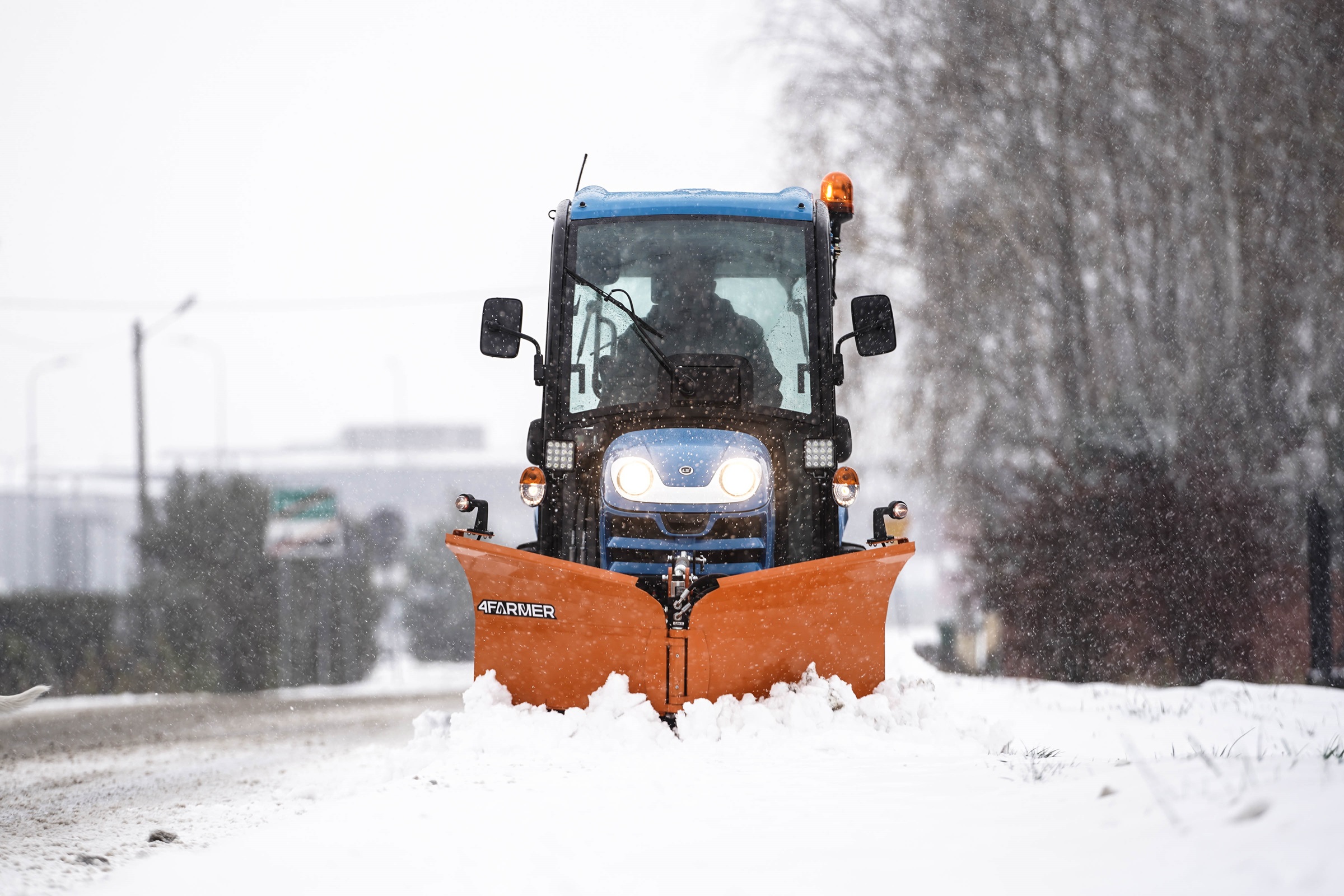 Traktor s výkonom do 25 koní na odstraňovanie snehu v obciach s pluhom