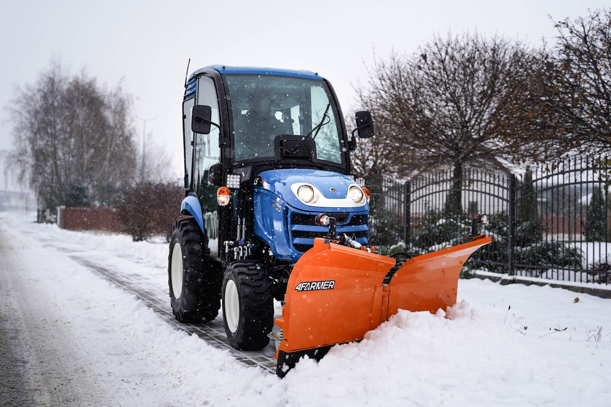 Traktor s výkonom do 25 koní na odstraňovanie snehu v obciach s pluhom