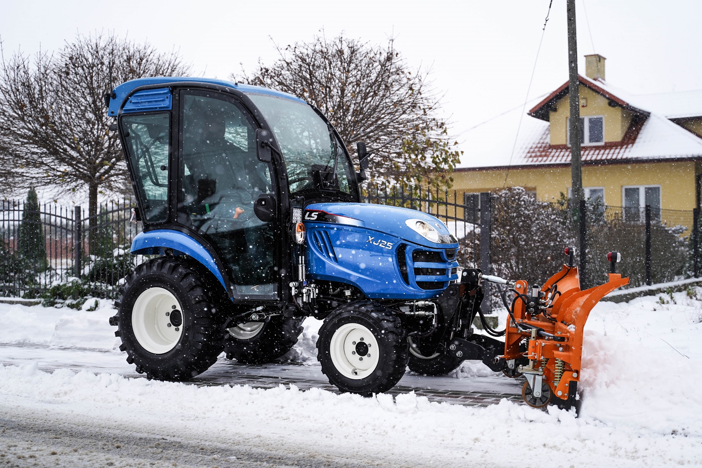 Traktor s výkonom do 25 koní na odstraňovanie snehu v obciach s pluhom