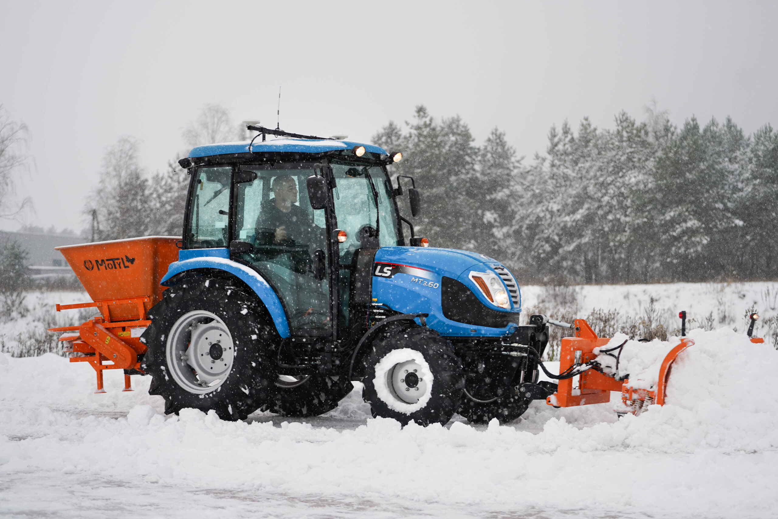 Vákuový čistiaci traktor-traktor so strojom plug-and-dump