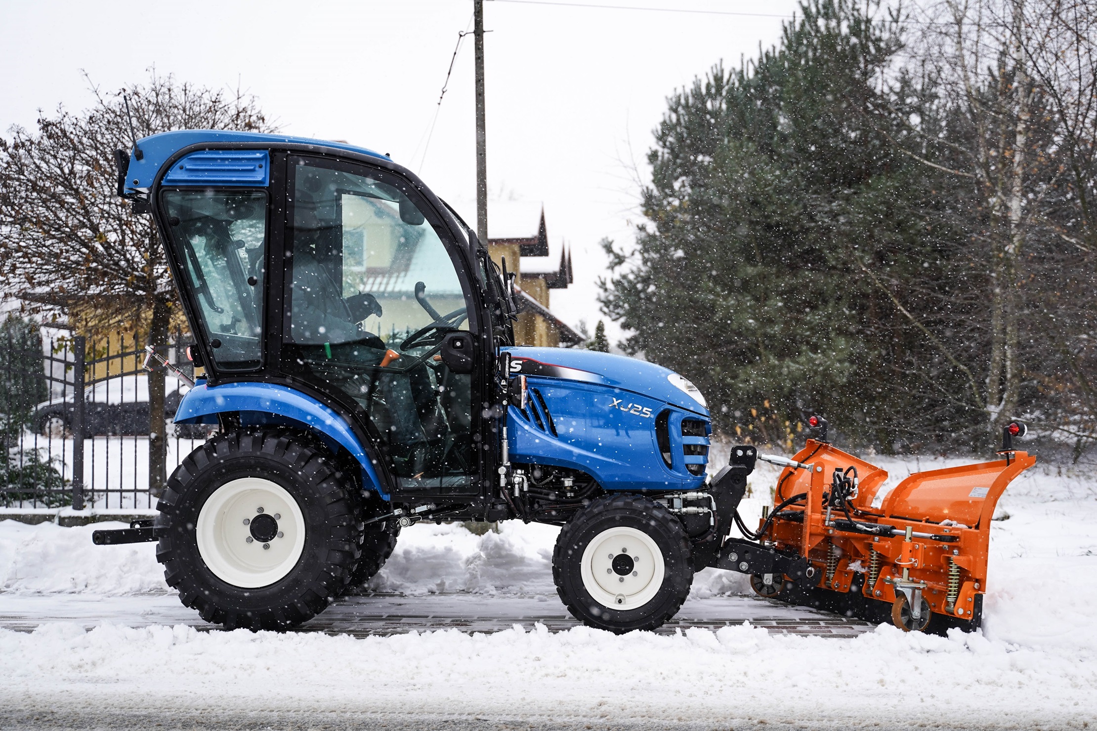 Traktor s výkonom do 25 koní na odstraňovanie snehu v obciach s pluhom