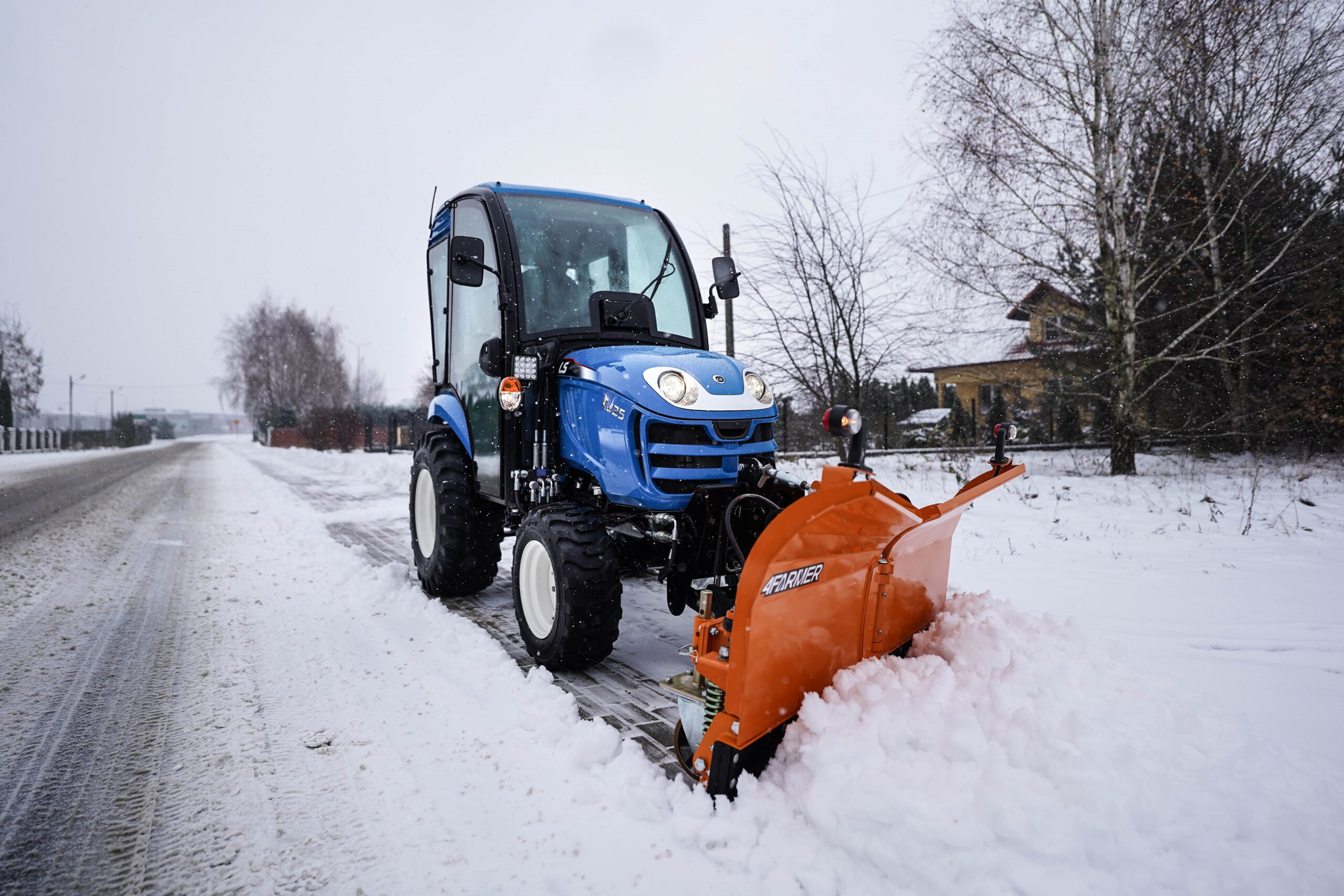 Traktor s výkonom do 25 koní na odstraňovanie snehu v obciach s pluhom