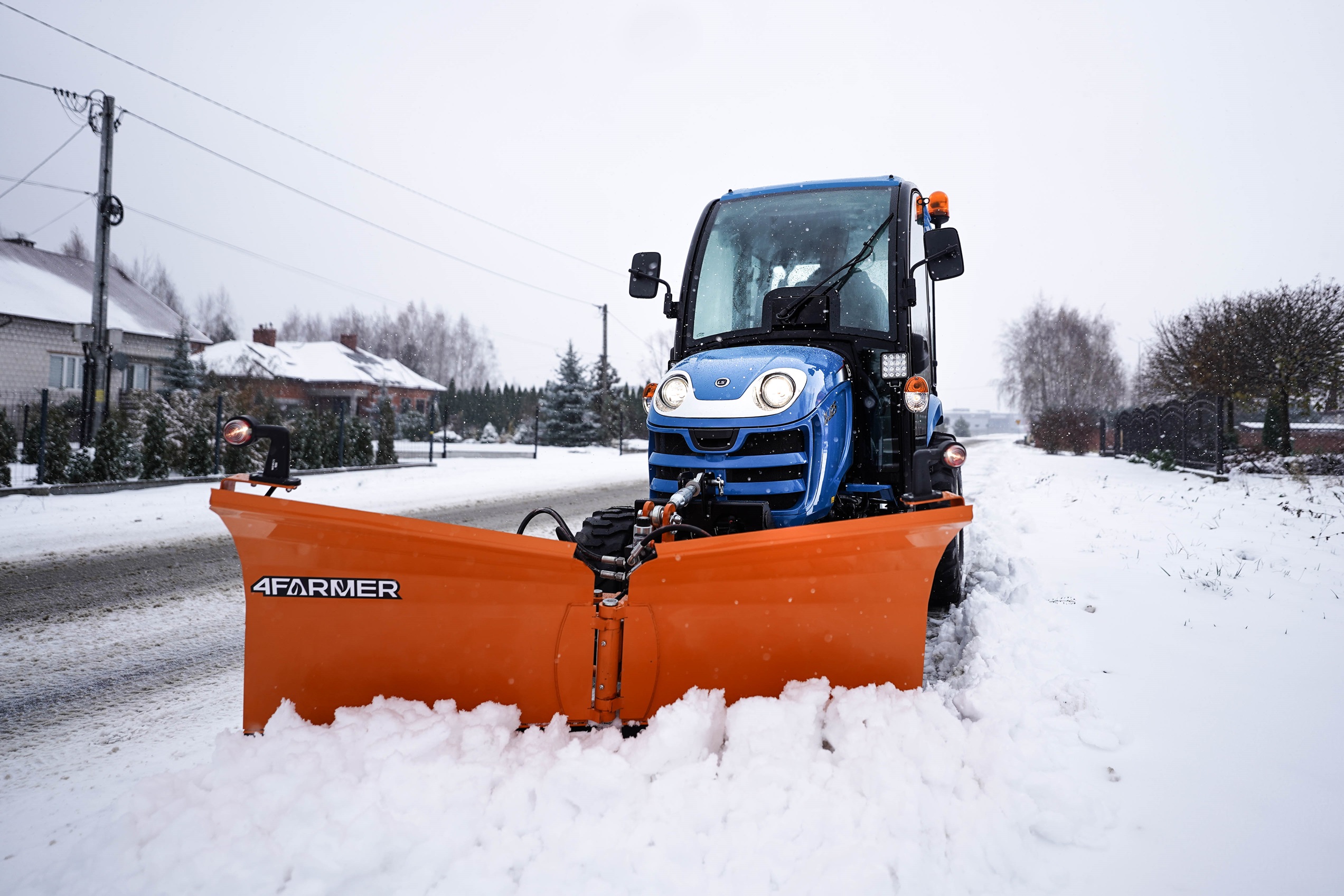 Traktor s výkonom do 25 koní na odstraňovanie snehu v obciach s pluhom