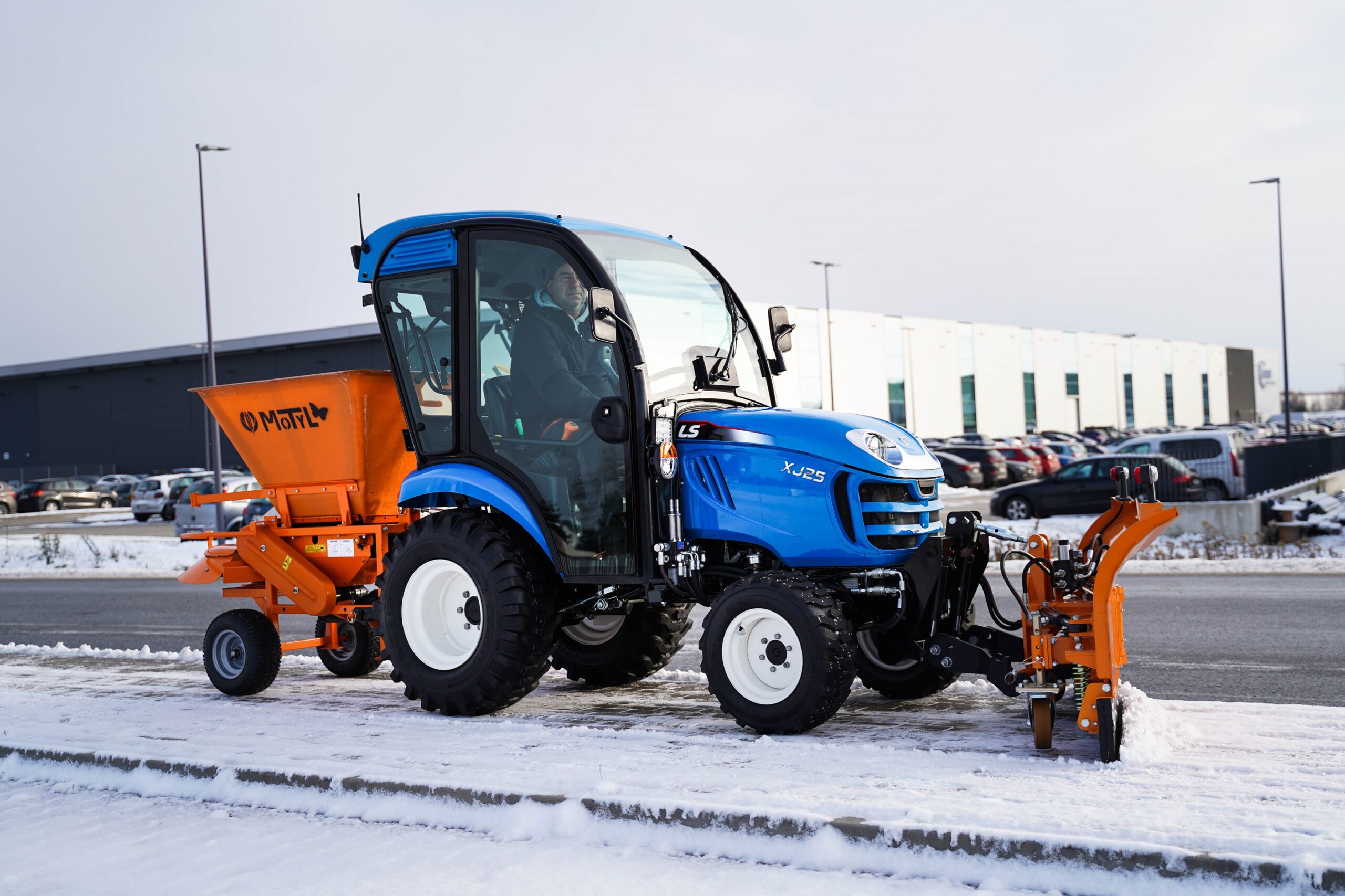 Traktor s výkonom do 25 koní na odpratávanie snehu v obciach