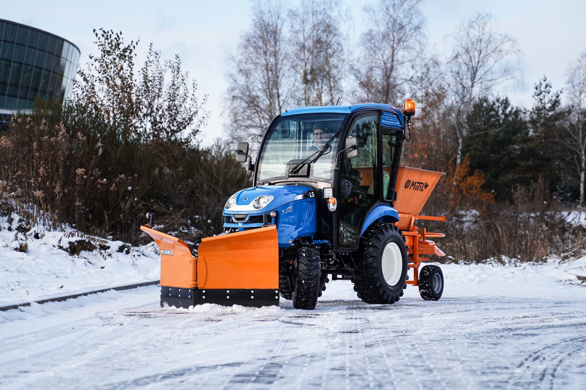 Traktor s výkonom do 25 koní na odpratávanie snehu v obciach