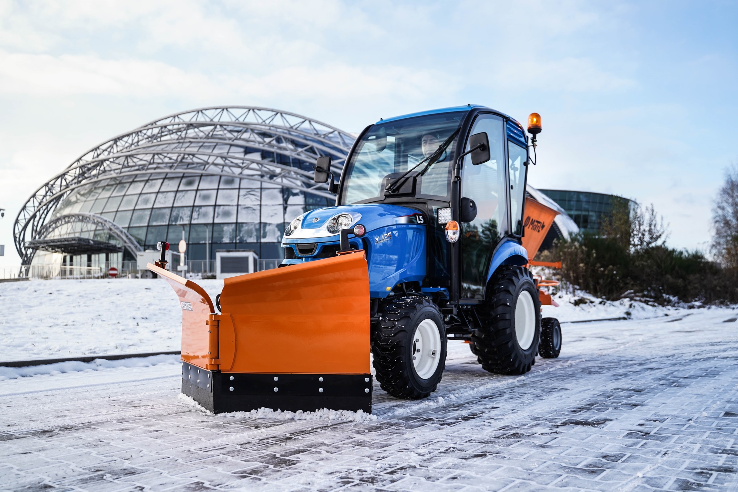 Traktor s výkonom do 25 koní na odpratávanie snehu v obciach