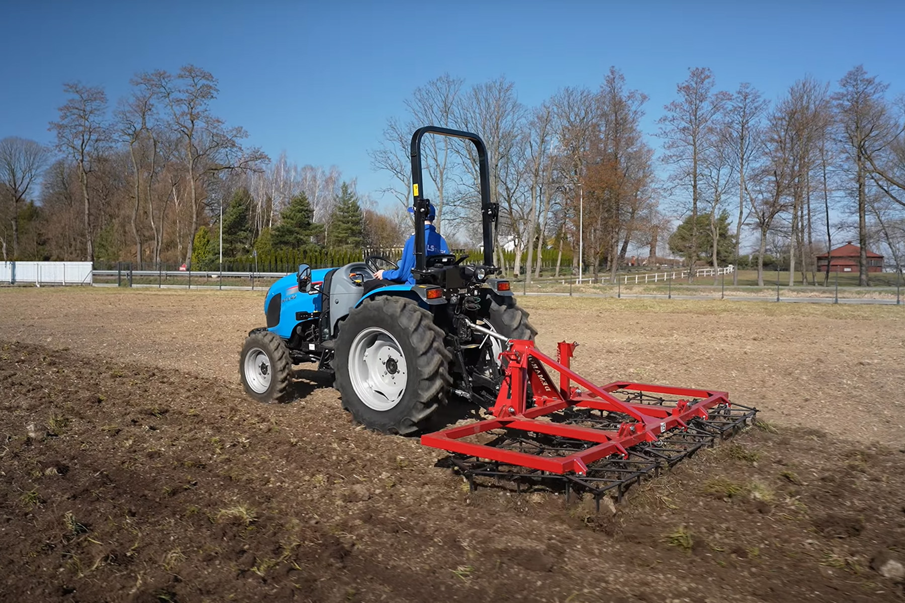 Bránenie poľa s traktorom LS Tractor MT3.40 a ťažkými bránami Demarol – efektívne obrábanie pôdy v praxi