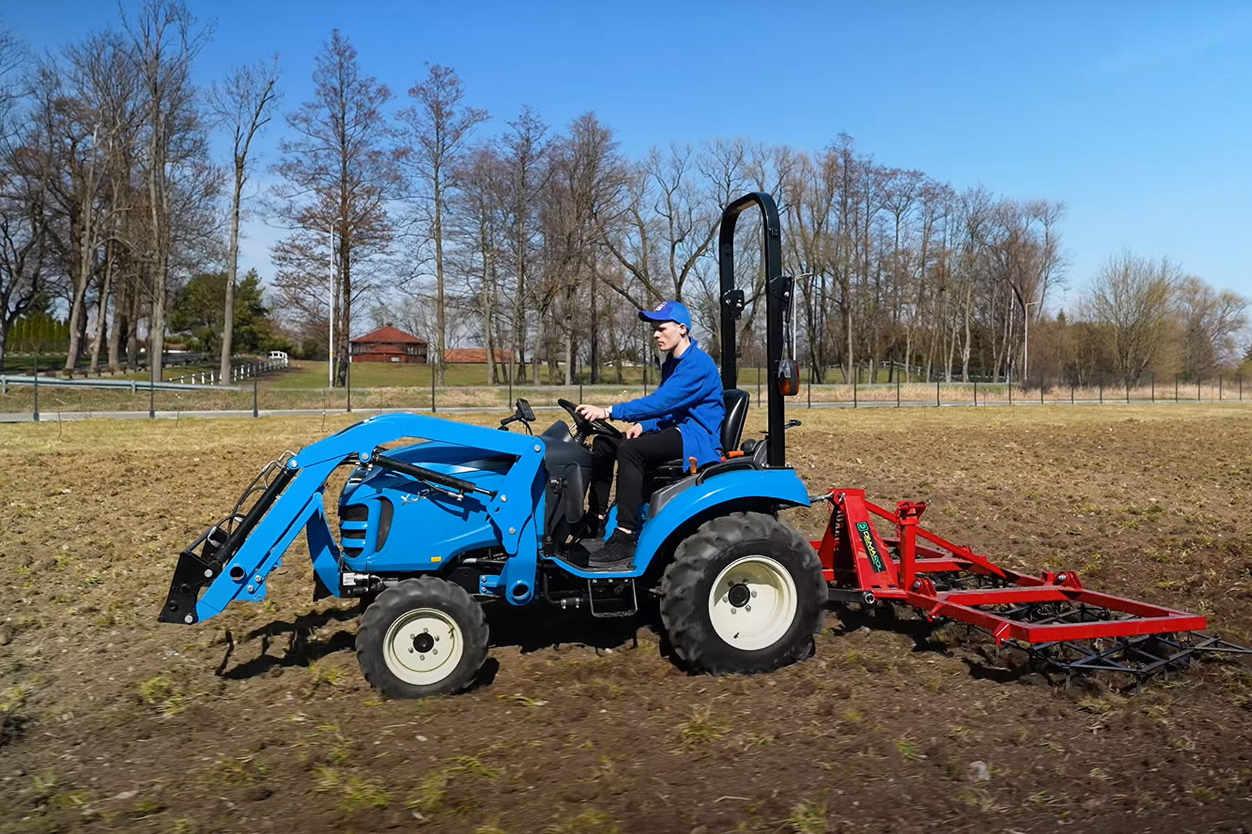 Brány poľa na malej farme – LS Tractor XJ25 a 3-poľné skladacie ťažké brány Demarol v akcii