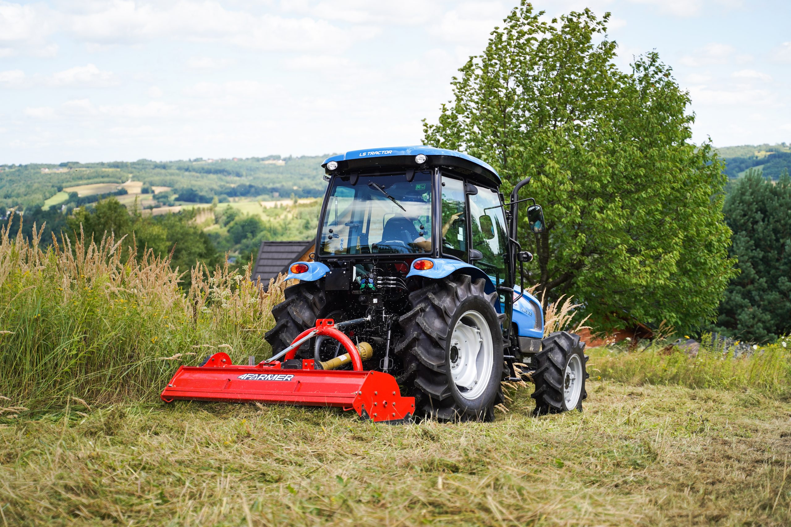 Traktor LS XU6168 s cepovou kosačkou EFD 180 4FARMER – nenahraditeľné duo pri pestovaní ríbezlí