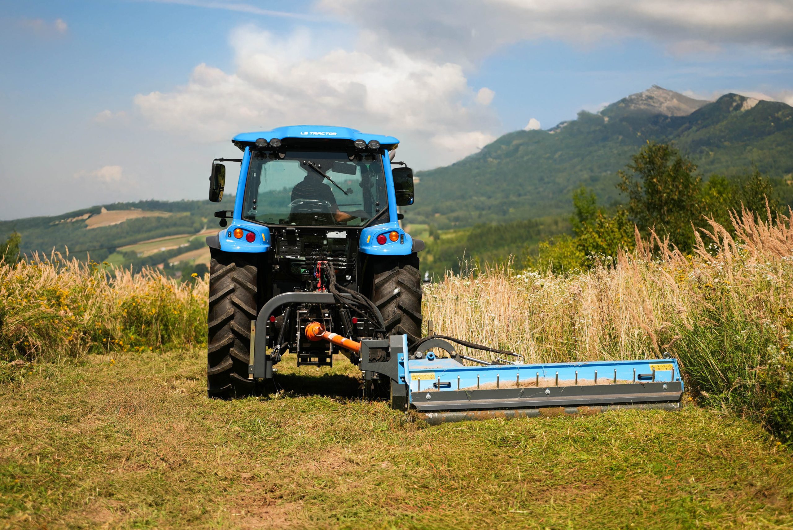 Traktor LS MT7.101 – Výkon a spoľahlivosť pre náročné komunálne úlohy