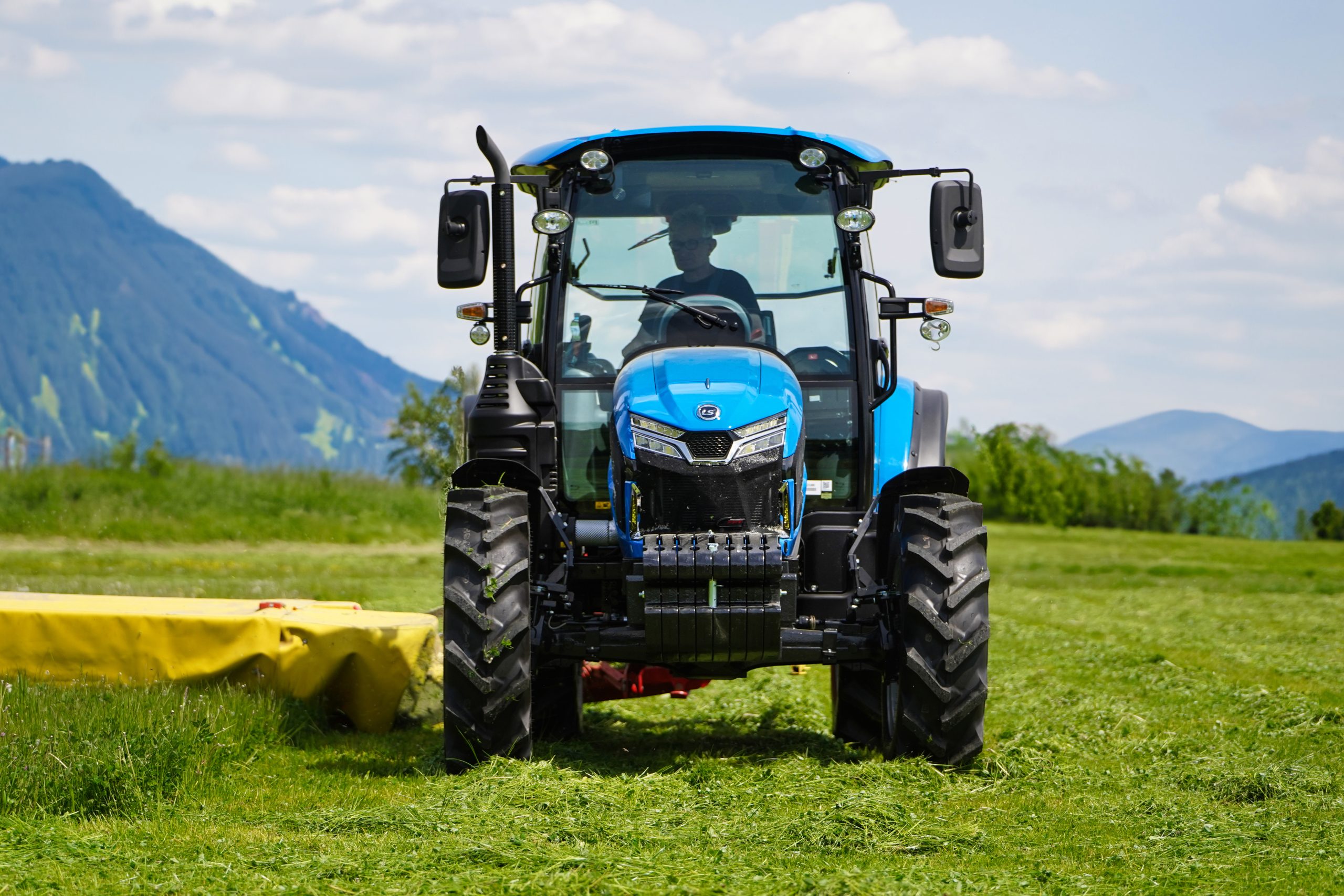 Traktor LS MT7.101 – Výkon a spoľahlivosť pre náročné komunálne úlohy